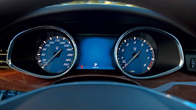 Design clássico, mas com tela no meio | <a href="https://beta-develop.quatrorodas.abril.com.br/carros/impressoes/maserati-quattroporte-736318.shtml" rel="migration">Leia mais</a> Design clássico, mas com tela no meio | <a href="https://beta-develop.quatrorodas.abril.com.br/carros/impressoes/maserati-quattroporte-736318.shtml" rel="migration">Leia mais</a>