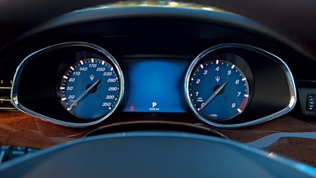 Design clássico, mas com tela no meio | <a href="https://beta-develop.quatrorodas.abril.com.br/carros/impressoes/maserati-quattroporte-736318.shtml" rel="migration">Leia mais</a> Design clássico, mas com tela no meio | <a href="https://beta-develop.quatrorodas.abril.com.br/carros/impressoes/maserati-quattroporte-736318.shtml" rel="migration">Leia mais</a>