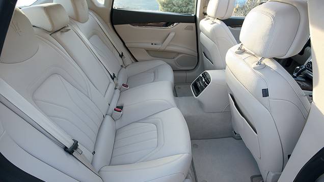Atrás há a opção com 2 ou 3 assentos | <a href="https://beta-develop.quatrorodas.abril.com.br/carros/impressoes/maserati-quattroporte-736318.shtml" rel="migration">Leia mais</a> Atrás há a opção com 2 ou 3 assentos | <a href="https://beta-develop.quatrorodas.abril.com.br/carros/impressoes/maserati-quattroporte-736318.shtml" rel="migration">Leia mais</a>
