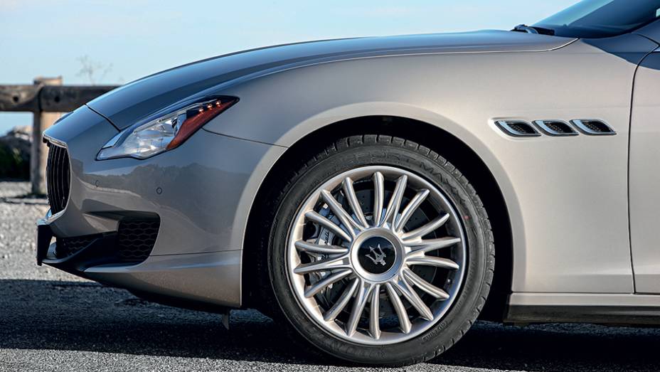 Rodas aro 20 e freios da Brembo | <a href="https://beta-develop.quatrorodas.abril.com.br/carros/impressoes/maserati-quattroporte-736318.shtml" rel="migration">Leia mais</a>