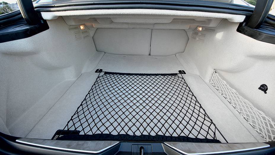 Generoso porta-malas de 530 litros | <a href="https://beta-develop.quatrorodas.abril.com.br/carros/impressoes/maserati-quattroporte-736318.shtml" rel="migration">Leia mais</a>