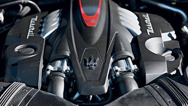 V8 ficou menor, mas subiu para 530 cv | <a href="https://beta-develop.quatrorodas.abril.com.br/carros/impressoes/maserati-quattroporte-736318.shtml" rel="migration">Leia mais</a> V8 ficou menor, mas subiu para 530 cv | <a href="https://beta-develop.quatrorodas.abril.com.br/carros/impressoes/maserati-quattroporte-736318.shtml" rel="migration">Leia mais</a>