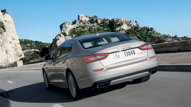 Traseira remete a modelos da Citroën e Audi | <a href="https://beta-develop.quatrorodas.abril.com.br/carros/impressoes/maserati-quattroporte-736318.shtml" rel="migration">Leia mais</a> Traseira remete a modelos da Citroën e Audi | <a href="https://beta-develop.quatrorodas.abril.com.br/carros/impressoes/maserati-quattroporte-736318.shtml" rel="migration">Leia mais</a>