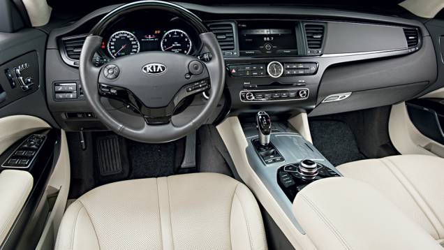 Acabamento e materiais são de alto padrão | <a href="https://beta-develop.quatrorodas.abril.com.br/carros/testes/kia-quoris-735960.shtml" rel="migration">Leia mais</a> Acabamento e materiais são de alto padrão | <a href="https://beta-develop.quatrorodas.abril.com.br/carros/testes/kia-quoris-735960.shtml" rel="migration">Leia mais</a>