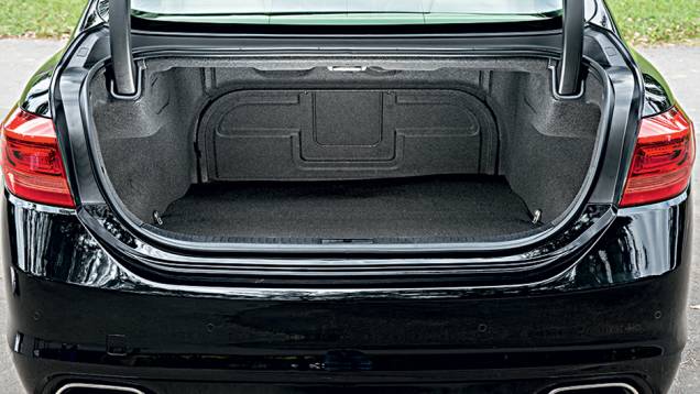 Porta-malas: tampa elétrica e 455 litros de volume | <a href="https://beta-develop.quatrorodas.abril.com.br/carros/testes/kia-quoris-735960.shtml" rel="migration">Leia mais</a> Porta-malas: tampa elétrica e 455 litros de volume | <a href="https://beta-develop.quatrorodas.abril.com.br/carros/testes/kia-quoris-735960.shtml" rel="migration">Leia mais</a>