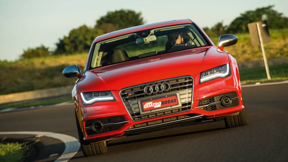 Leds dianteiros s&atilde;o marca registrada Audi | <a href="https://beta-develop.quatrorodas.abril.com.br/carros/testes/audi-s7-sportback-739614.shtml" rel="migration">Leia mais</a>