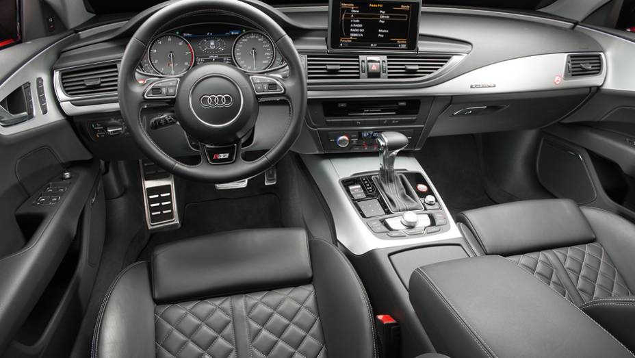 Ar condicionado quadrizona. Central multimídia rouba a cena no alto do console | <a href="https://beta-develop.quatrorodas.abril.com.br/carros/testes/audi-s7-sportback-739614.shtml" rel="migration">Leia mais</a>