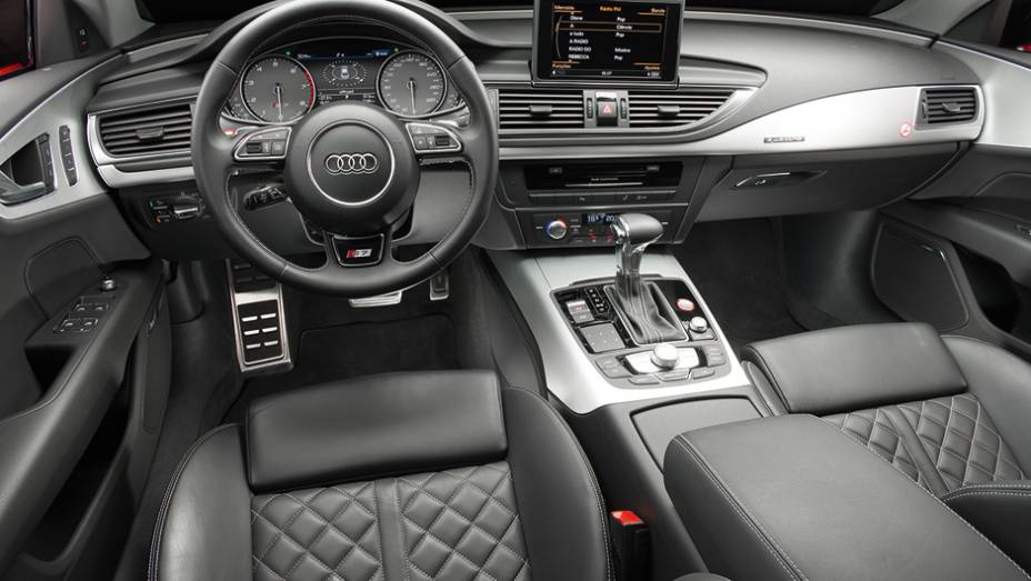 Ar condicionado quadrizona. Central multim&iacute;dia rouba a cena no alto do console | <a href="https://beta-develop.quatrorodas.abril.com.br/carros/testes/audi-s7-sportback-739614.shtml" rel="migration">Leia mais</a>