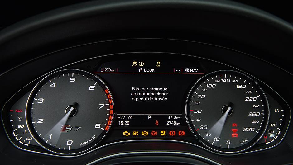 Controle de som, TV, telefone e GPS | <a href="https://beta-develop.quatrorodas.abril.com.br/carros/testes/audi-s7-sportback-739614.shtml" rel="migration">Leia mais</a> Controle de som, TV, telefone e GPS | <a href="https://beta-develop.quatrorodas.abril.com.br/carros/testes/audi-s7-sportback-739614.shtml" rel="migration">Leia mais</a>