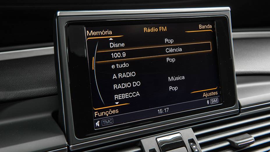 Painel de instrumentos exibe tudo o que o motorista precisa de informações | <a href="https://beta-develop.quatrorodas.abril.com.br/carros/testes/audi-s7-sportback-739614.shtml" rel="migration">Leia mais</a>