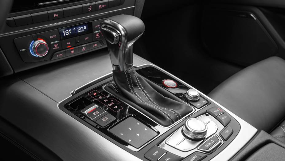 Seletor da central MMI fica no console | <a href="https://beta-develop.quatrorodas.abril.com.br/carros/testes/audi-s7-sportback-739614.shtml" rel="migration">Leia mais</a> Seletor da central MMI fica no console | <a href="https://beta-develop.quatrorodas.abril.com.br/carros/testes/audi-s7-sportback-739614.shtml" rel="migration">Leia mais</a>