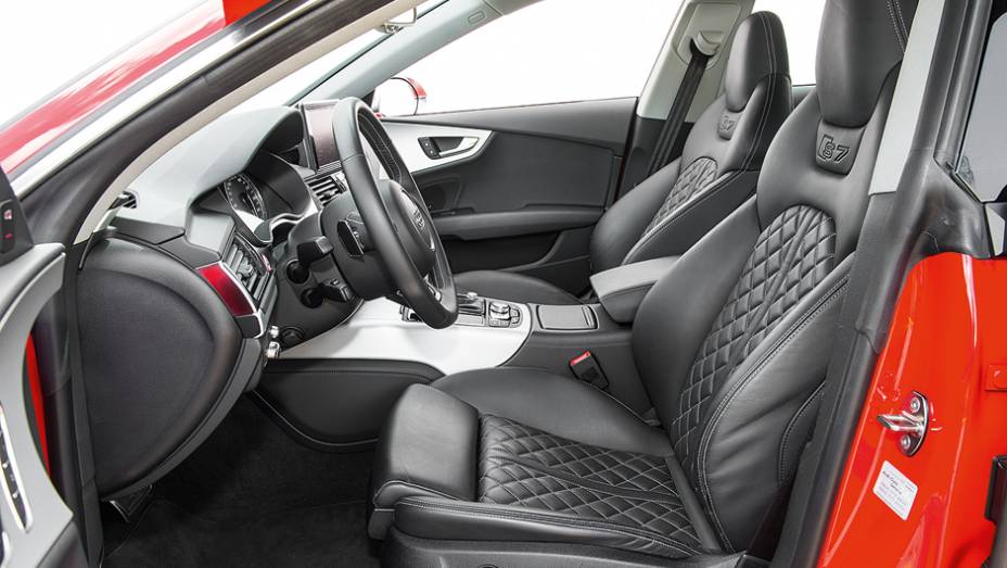 Na cabine, bancos de couro e ar-condicionado quadrizona... | <a href="https://beta-develop.quatrorodas.abril.com.br/carros/testes/audi-s7-sportback-739614.shtml" rel="migration">Leia mais</a> Na cabine, bancos de couro e ar-condicionado quadrizona... | <a href="https://beta-develop.quatrorodas.abril.com.br/carros/testes/audi-s7-sportback-739614.shtml" rel="migration">Leia mais</a>