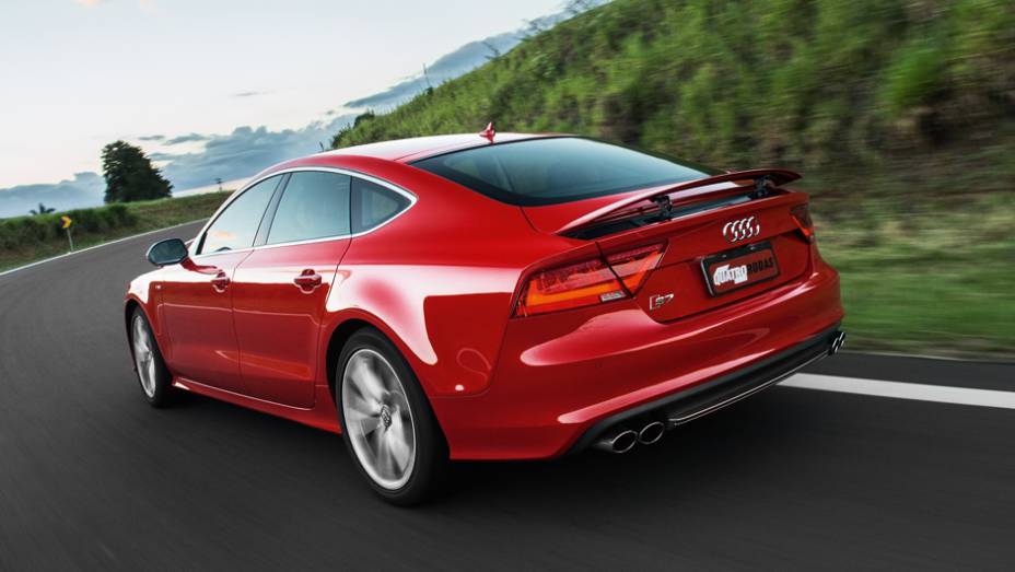 Carroceria do tipo fastback tem cinco portas | <a href="https://beta-develop.quatrorodas.abril.com.br/carros/testes/audi-s7-sportback-739614.shtml" rel="migration">Leia mais</a>