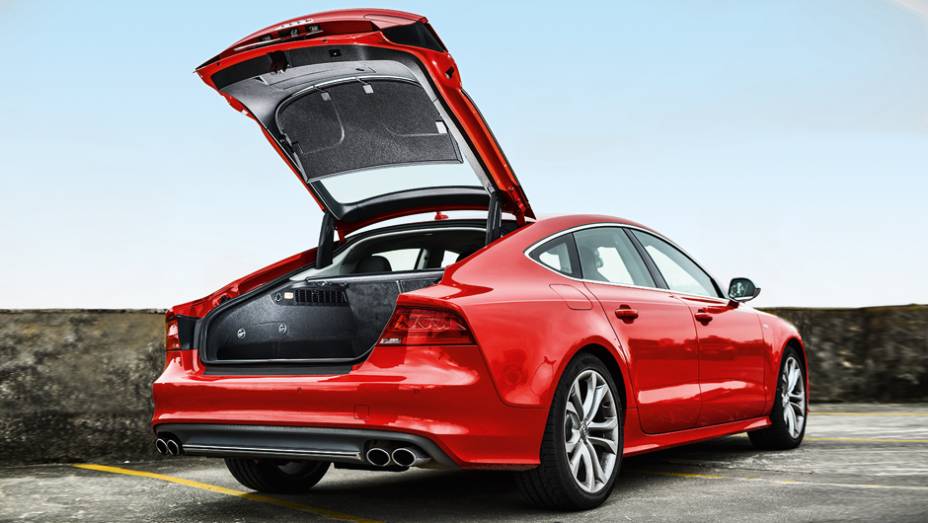 Tampa do porta-malas el&eacute;trico permite ajuste de &acirc;ngulo de abertura | <a href="https://beta-develop.quatrorodas.abril.com.br/carros/testes/audi-s7-sportback-739614.shtml" rel="migration">Leia mais</a>