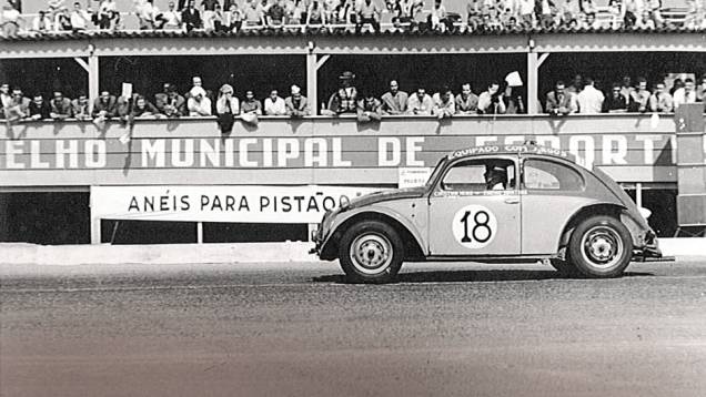 Bird era espectador nas primeiras Mil Milhas, em 1956 | <a href="https://beta-develop.quatrorodas.abril.com.br/reportagens/classicos/bird-clemente-homem-tempo-740103.shtml" rel="migration">Leia mais</a> Bird era espectador nas primeiras Mil Milhas, em 1956 | <a href="https://beta-develop.quatrorodas.abril.com.br/reportagens/classicos/bird-clemente-homem-tempo-740103.shtml" rel="migration">Leia mais</a>