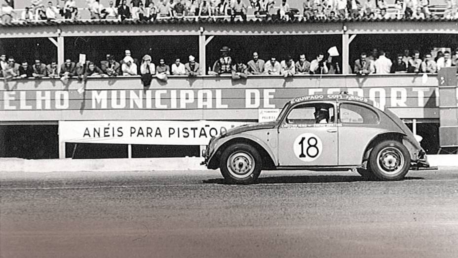 Bird era espectador nas primeiras Mil Milhas, em 1956 | <a href="https://beta-develop.quatrorodas.abril.com.br/reportagens/classicos/bird-clemente-homem-tempo-740103.shtml" rel="migration">Leia mais</a>