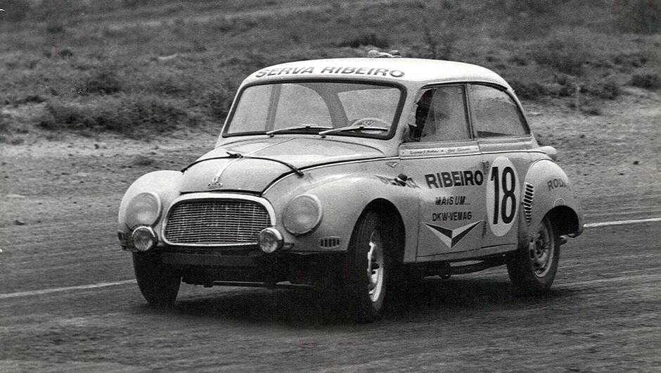 Com este DKW, Bird fez sua estreia como piloto da Vemag | <a href="https://beta-develop.quatrorodas.abril.com.br/reportagens/classicos/bird-clemente-homem-tempo-740103.shtml" rel="migration">Leia mais</a> Com este DKW, Bird fez sua estreia como piloto da Vemag | <a href="https://beta-develop.quatrorodas.abril.com.br/reportagens/classicos/bird-clemente-homem-tempo-740103.shtml" rel="migration">Leia mais</a>