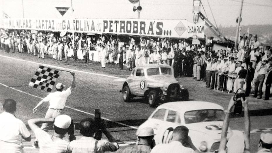 Mil Milhas 1961: com o DKW 10, Bird e Marinho chegam na frente | <a href="https://beta-develop.quatrorodas.abril.com.br/reportagens/classicos/bird-clemente-homem-tempo-740103.shtml" rel="migration">Leia mais</a>