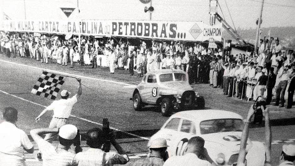 Mil Milhas 1961: com o DKW 10, Bird e Marinho chegam na frente | <a href="https://beta-develop.quatrorodas.abril.com.br/reportagens/classicos/bird-clemente-homem-tempo-740103.shtml" rel="migration">Leia mais</a> Mil Milhas 1961: com o DKW 10, Bird e Marinho chegam na frente | <a href="https://beta-develop.quatrorodas.abril.com.br/reportagens/classicos/bird-clemente-homem-tempo-740103.shtml" rel="migration">Leia mais</a>