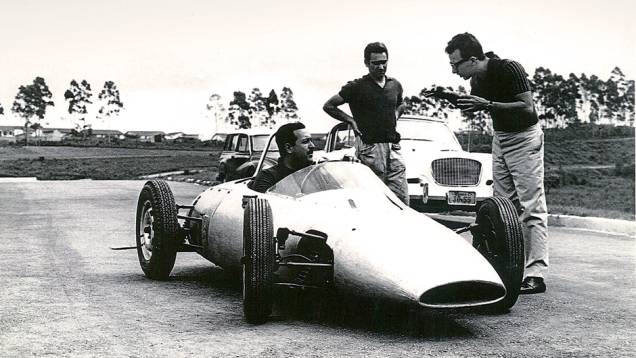 Bird, o projetista Toni Bianco e Eugênio, ao volante do monoposto | <a href="https://beta-develop.quatrorodas.abril.com.br/reportagens/classicos/bird-clemente-homem-tempo-740103.shtml" rel="migration">Leia mais</a> Bird, o projetista Toni Bianco e Eugênio, ao volante do monoposto | <a href="https://beta-develop.quatrorodas.abril.com.br/reportagens/classicos/bird-clemente-homem-tempo-740103.shtml" rel="migration">Leia mais</a>