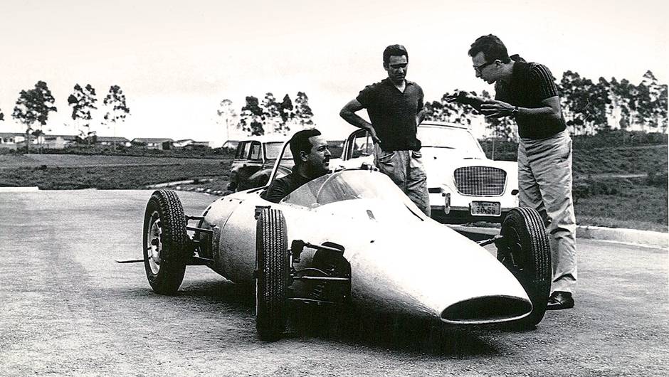 Bird, o projetista Toni Bianco e Eugênio, ao volante do monoposto | <a href="https://beta-develop.quatrorodas.abril.com.br/reportagens/classicos/bird-clemente-homem-tempo-740103.shtml" rel="migration">Leia mais</a> Bird, o projetista Toni Bianco e Eugênio, ao volante do monoposto | <a href="https://beta-develop.quatrorodas.abril.com.br/reportagens/classicos/bird-clemente-homem-tempo-740103.shtml" rel="migration">Leia mais</a>