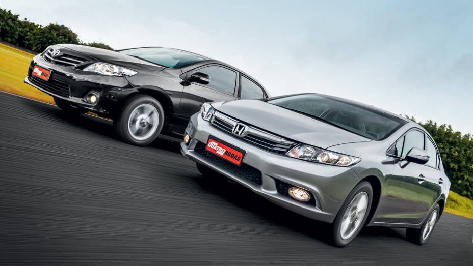 Eles disputam o mesmo público, mas têm estilos diferentes | <a href="https://beta-develop.quatrorodas.abril.com.br/carros/comparativos/toyota-corolla-xei-x-honda-civic-lxr-738732.shtml" rel="migration">Leia mais</a>