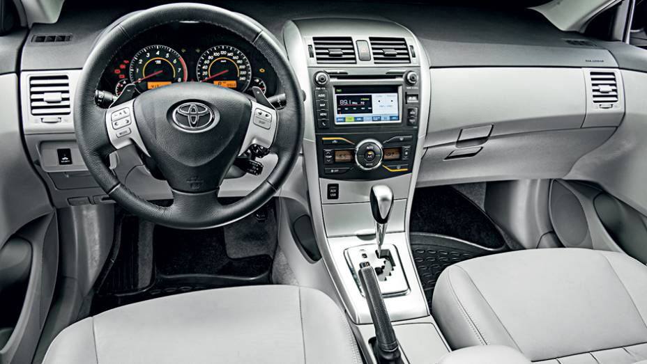 Borboletas no volante: esportividade no vetusto Corolla | <a href="https://beta-develop.quatrorodas.abril.com.br/carros/comparativos/toyota-corolla-xei-x-honda-civic-lxr-738732.shtml" rel="migration">Leia mais</a>