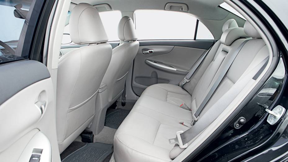 Atrás, mais espaço para as pernas do que no Civic | <a href="https://beta-develop.quatrorodas.abril.com.br/carros/comparativos/toyota-corolla-xei-x-honda-civic-lxr-738732.shtml" rel="migration">Leia mais</a>