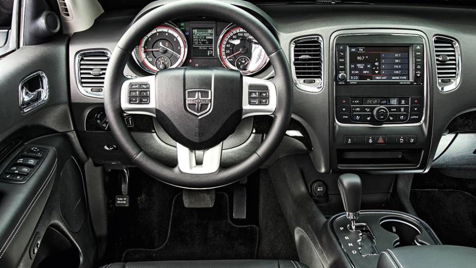 Interior discreto e sem sistema de navegação | <a href="https://beta-develop.quatrorodas.abril.com.br/carros/lancamentos/dodge-durango-citadel-736456.shtml" rel="migration">Leia mais</a>