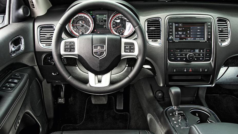 Interior discreto e sem sistema de navegação | <a href="https://beta-develop.quatrorodas.abril.com.br/carros/lancamentos/dodge-durango-citadel-736456.shtml" rel="migration">Leia mais</a> Interior discreto e sem sistema de navegação | <a href="https://beta-develop.quatrorodas.abril.com.br/carros/lancamentos/dodge-durango-citadel-736456.shtml" rel="migration">Leia mais</a>