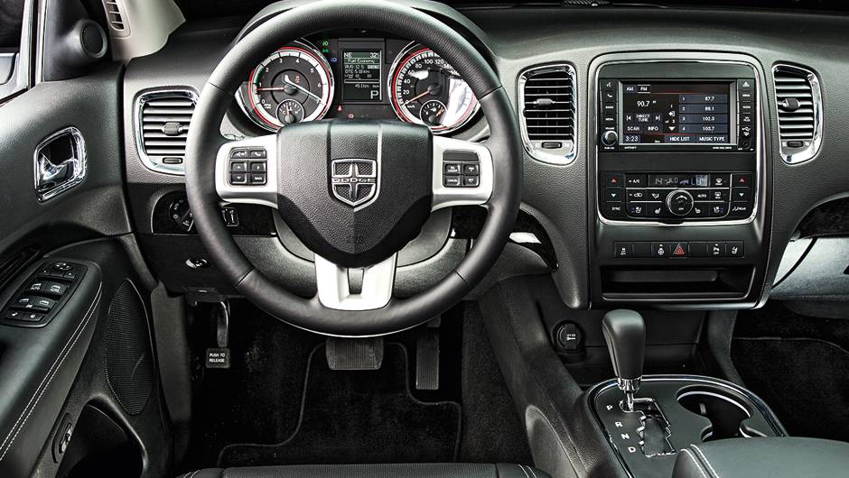 Interior discreto e sem sistema de navega&ccedil;&atilde;o | <a href="https://beta-develop.quatrorodas.abril.com.br/carros/lancamentos/dodge-durango-citadel-736456.shtml" rel="migration">Leia mais</a>