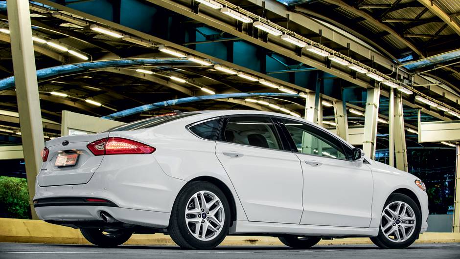 Escapamento simples e roda aro 17 identificam a vers&atilde;o 2.5 | <a href="https://beta-develop.quatrorodas.abril.com.br/carros/testes/ford-fusion-2-5-flex-736957.shtml" rel="migration">Leia mais</a>