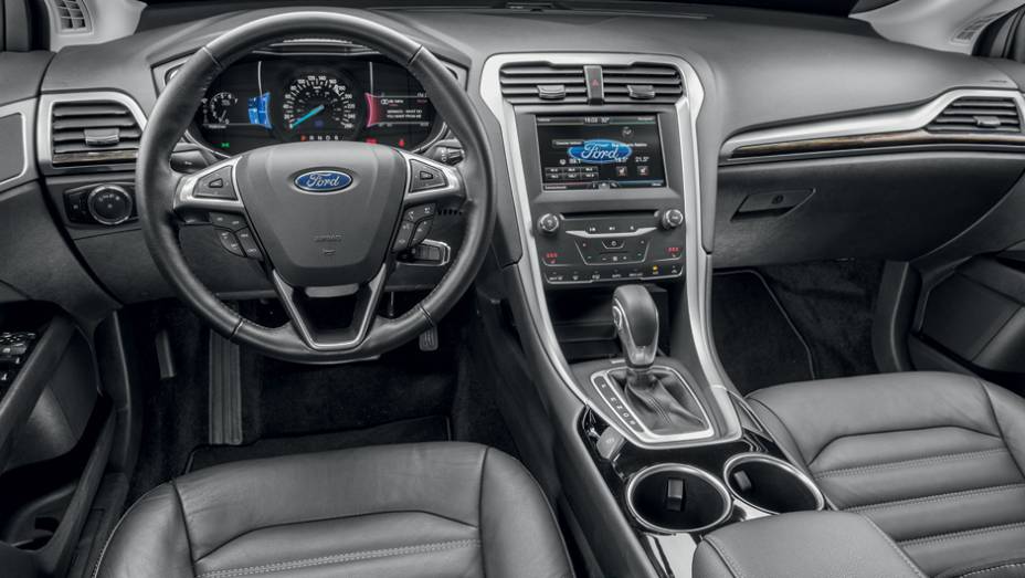 Sistema multimídia Sync tem tela touch e atende a comandos de voz | <a href="https://beta-develop.quatrorodas.abril.com.br/carros/testes/ford-fusion-2-5-flex-736957.shtml" rel="migration">Leia mais</a>