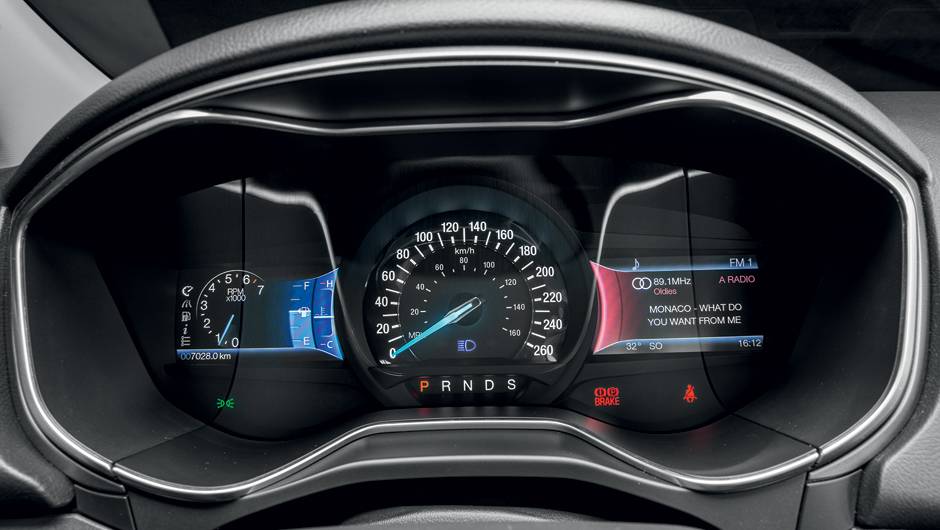 No painel, as telas LCD são configuráveis | <a href="https://beta-develop.quatrorodas.abril.com.br/carros/testes/ford-fusion-2-5-flex-736957.shtml" rel="migration">Leia mais</a> No painel, as telas LCD são configuráveis | <a href="https://beta-develop.quatrorodas.abril.com.br/carros/testes/ford-fusion-2-5-flex-736957.shtml" rel="migration">Leia mais</a>