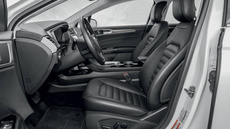 Na dianteira, bancos de ajuste el&eacute;trico | <a href="https://beta-develop.quatrorodas.abril.com.br/carros/testes/ford-fusion-2-5-flex-736957.shtml" rel="migration">Leia mais</a>