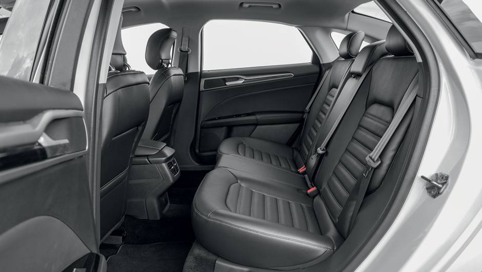 Atr&eacute;s, cintos de tr&ecirc;s pontos para todos | <a href="https://beta-develop.quatrorodas.abril.com.br/carros/testes/ford-fusion-2-5-flex-736957.shtml" rel="migration">Leia mais</a>