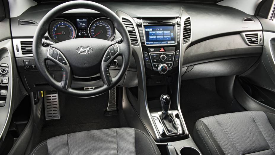 Ilumina&ccedil;&atilde;o do quadro de instrumentos, volante, freio de estacionamento e ar-condicionado s&atilde;o mais simples que os da vers&atilde;o topo de linha | <a href="https://beta-develop.quatrorodas.abril.com.br/carros/testes/hyundai-i30-1-6-16v-flex-738228.shtml" rel="migration">Leia mais</a>