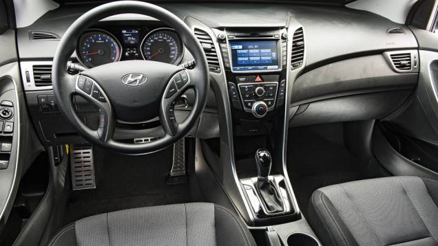 Iluminação do quadro de instrumentos, volante, freio de estacionamento e ar-condicionado são mais simples que os da versão topo de linha | <a href="https://beta-develop.quatrorodas.abril.com.br/carros/testes/hyundai-i30-1-6-16v-flex-738228.shtml" rel="migration">Leia mais</a> Iluminação do quadro de instrumentos, volante, freio de estacionamento e ar-condicionado são mais simples que os da versão topo de linha | <a href="https://beta-develop.quatrorodas.abril.com.br/carros/testes/hyundai-i30-1-6-16v-flex-738228.shtml" rel="migration">Leia mais</a>