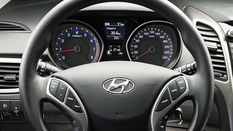 Volante n&atilde;o tem couro, mas &eacute; multifuncional de s&eacute;rie | <a href="https://beta-develop.quatrorodas.abril.com.br/carros/testes/hyundai-i30-1-6-16v-flex-738228.shtml" rel="migration">Leia mais</a>