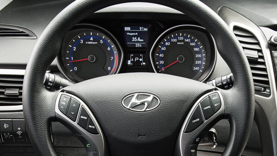 Volante não tem couro, mas é multifuncional de série | <a href="https://beta-develop.quatrorodas.abril.com.br/carros/testes/hyundai-i30-1-6-16v-flex-738228.shtml" rel="migration">Leia mais</a>