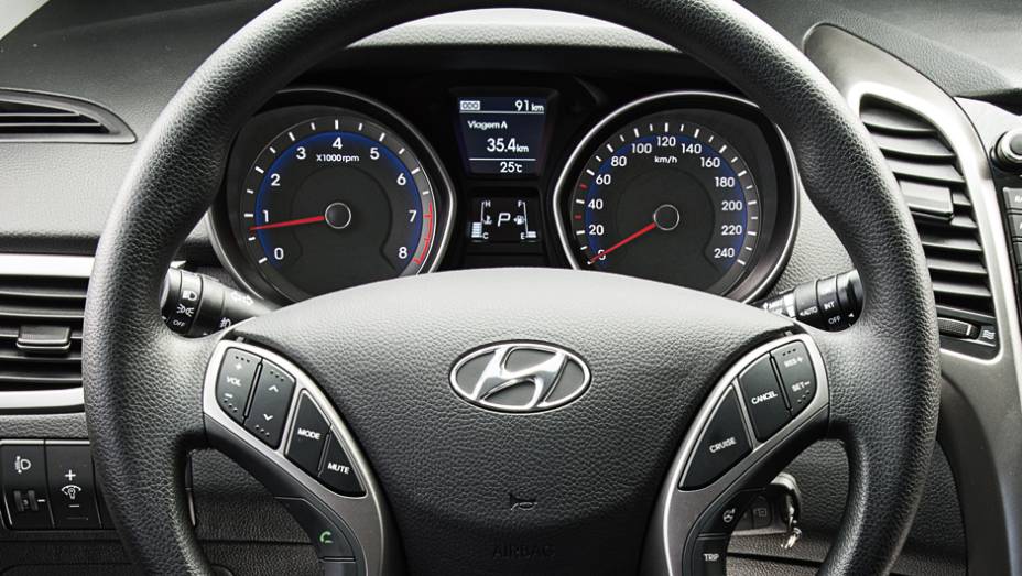 Volante n&atilde;o tem couro, mas &eacute; multifuncional de s&eacute;rie | <a href="https://beta-develop.quatrorodas.abril.com.br/carros/testes/hyundai-i30-1-6-16v-flex-738228.shtml" rel="migration">Leia mais</a>