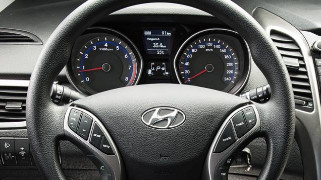 Volante não tem couro, mas é multifuncional de série | <a href="https://beta-develop.quatrorodas.abril.com.br/carros/testes/hyundai-i30-1-6-16v-flex-738228.shtml" rel="migration">Leia mais</a> Volante não tem couro, mas é multifuncional de série | <a href="https://beta-develop.quatrorodas.abril.com.br/carros/testes/hyundai-i30-1-6-16v-flex-738228.shtml" rel="migration">Leia mais</a>