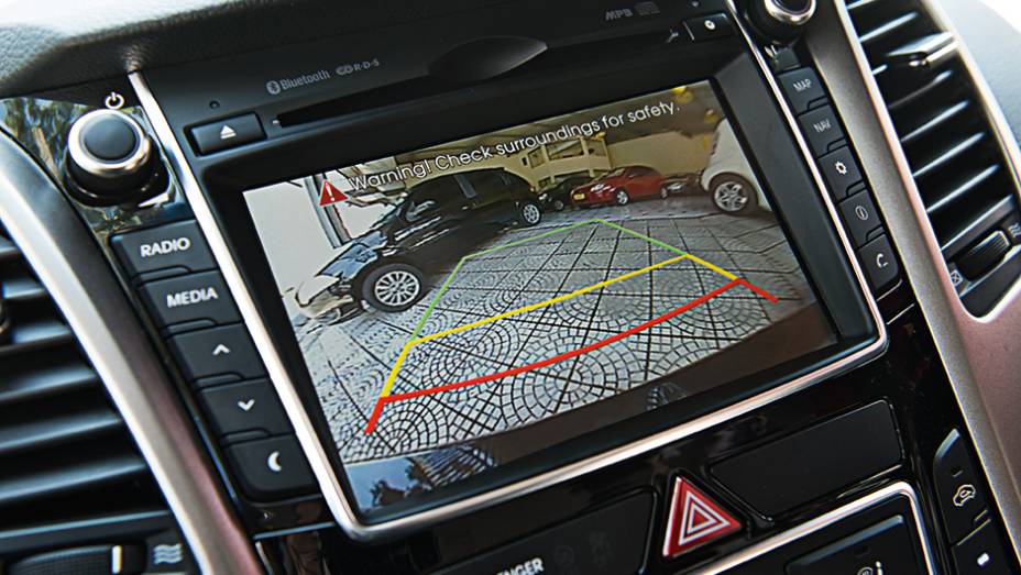 LCD exibe as imagens da câmera de ré | <a href="https://beta-develop.quatrorodas.abril.com.br/carros/testes/hyundai-i30-1-6-16v-flex-738228.shtml" rel="migration">Leia mais</a>