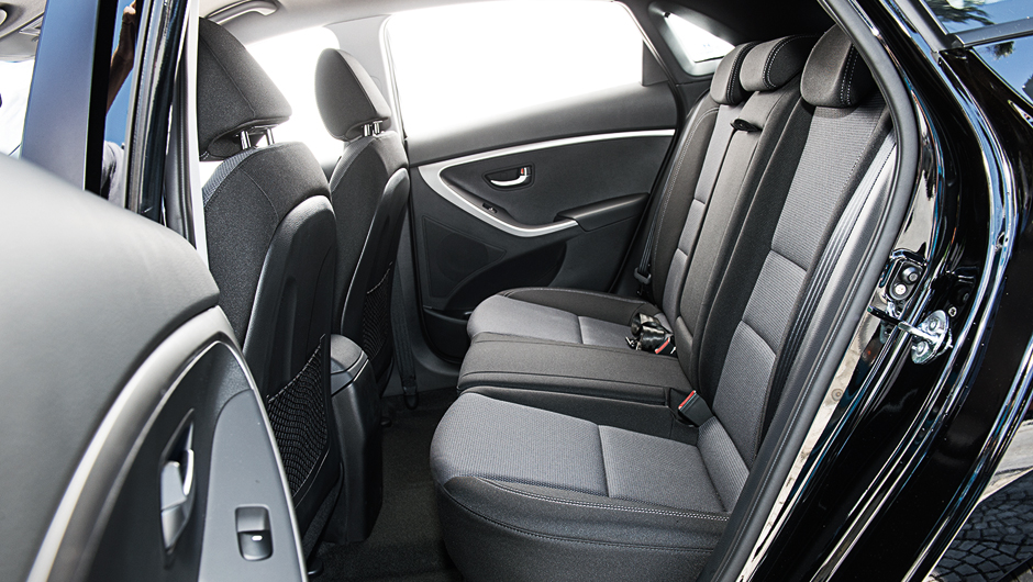 Na traseira, o espa&ccedil;o para pernas e cabe&ccedil;a foi mantido | <a href="https://beta-develop.quatrorodas.abril.com.br/carros/testes/hyundai-i30-1-6-16v-flex-738228.shtml" rel="migration">Leia mais</a>