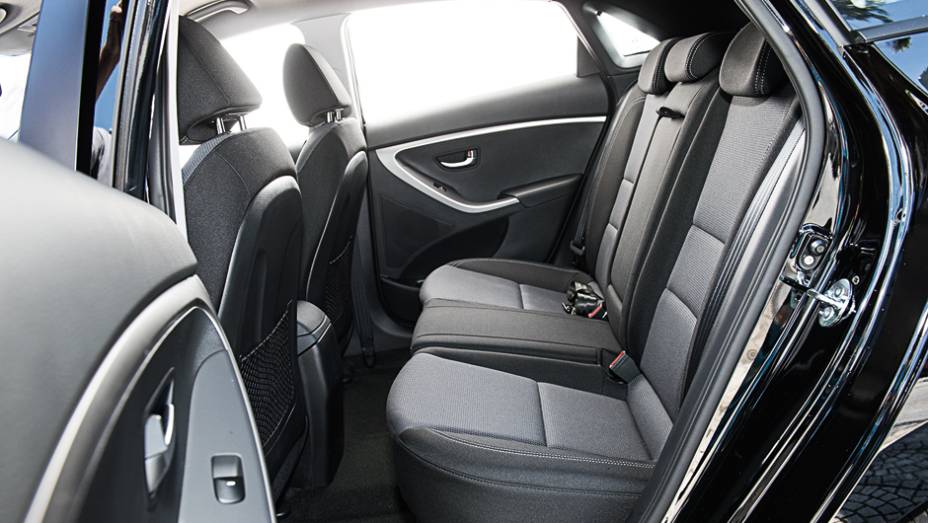 Na traseira, o espaço para pernas e cabeça foi mantido | <a href="https://beta-develop.quatrorodas.abril.com.br/carros/testes/hyundai-i30-1-6-16v-flex-738228.shtml" rel="migration">Leia mais</a> Na traseira, o espaço para pernas e cabeça foi mantido | <a href="https://beta-develop.quatrorodas.abril.com.br/carros/testes/hyundai-i30-1-6-16v-flex-738228.shtml" rel="migration">Leia mais</a>