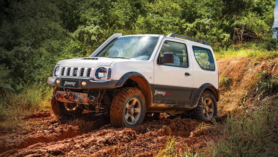 Versão 4Sport tem pneus lameiros e para-choques de uso off-road | <a href="https://beta-develop.quatrorodas.abril.com.br/carros/testes/suzuki-jimny-737775.shtml" rel="migration">Leia mais</a> Versão 4Sport tem pneus lameiros e para-choques de uso off-road | <a href="https://beta-develop.quatrorodas.abril.com.br/carros/testes/suzuki-jimny-737775.shtml" rel="migration">Leia mais</a>