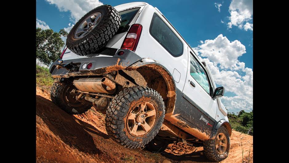 Aparência mansa esconde um desbravador que não se intimida com obstáculos | <a href="https://beta-develop.quatrorodas.abril.com.br/carros/testes/suzuki-jimny-737775.shtml" rel="migration">Leia mais</a> Aparência mansa esconde um desbravador que não se intimida com obstáculos | <a href="https://beta-develop.quatrorodas.abril.com.br/carros/testes/suzuki-jimny-737775.shtml" rel="migration">Leia mais</a>
