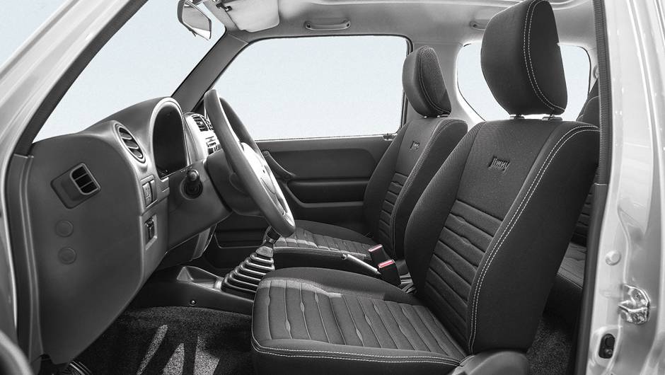 Coluna de direção e assento não contam com ajuste de altura | <a href="https://beta-develop.quatrorodas.abril.com.br/carros/testes/suzuki-jimny-737775.shtml" rel="migration">Leia mais</a> Coluna de direção e assento não contam com ajuste de altura | <a href="https://beta-develop.quatrorodas.abril.com.br/carros/testes/suzuki-jimny-737775.shtml" rel="migration">Leia mais</a>