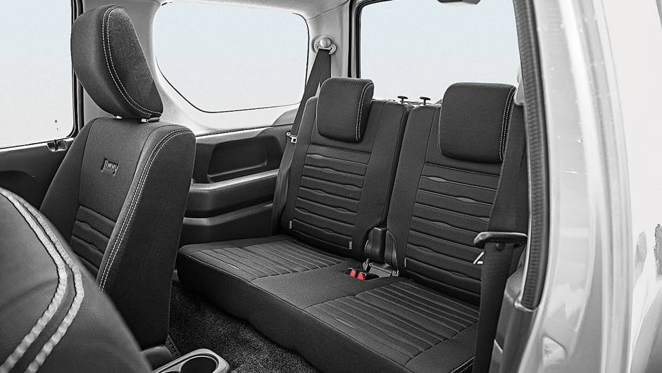 Dois viajam atrás. Banco dianteiro é totalmente reclinável | <a href="https://beta-develop.quatrorodas.abril.com.br/carros/testes/suzuki-jimny-737775.shtml" rel="migration">Leia mais</a> Dois viajam atrás. Banco dianteiro é totalmente reclinável | <a href="https://beta-develop.quatrorodas.abril.com.br/carros/testes/suzuki-jimny-737775.shtml" rel="migration">Leia mais</a>