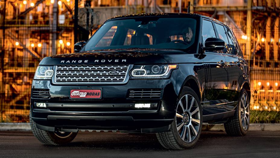 Filetes de led s&atilde;o novidade na dianteira | <a href="https://beta-develop.quatrorodas.abril.com.br/carros/testes/land-rover-range-rover-vogue-738240.shtml" rel="migration">Leia mais</a>